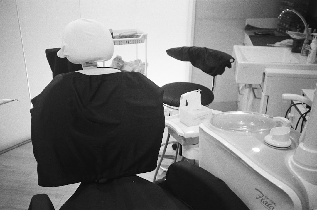 Dentista lavora con strumenti professionali