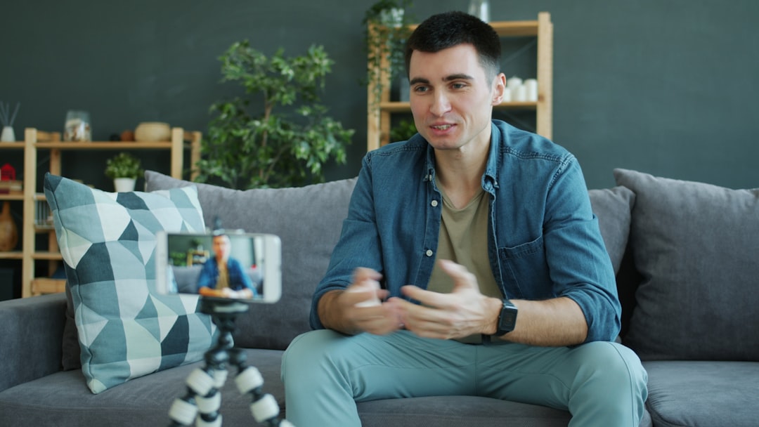 Content creator che registra video per social media
