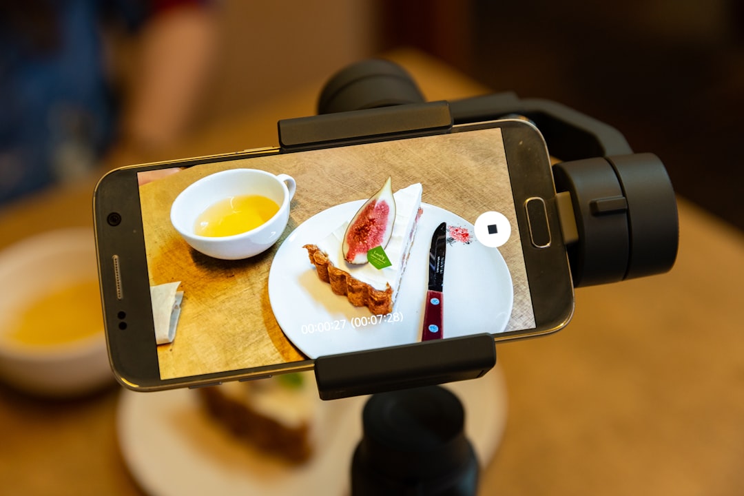 Video marketing per ristoranti con smartphone