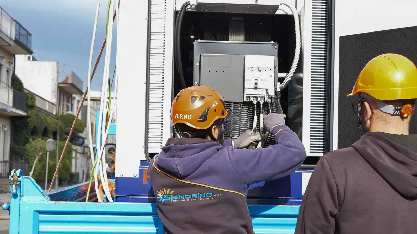 Tecnici Signorino Srl al quadro del gruppo elettrogeno durante l’installazione