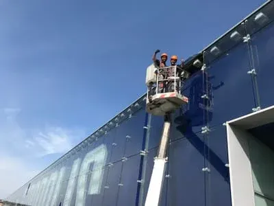 Manutenzione dell’illuminazione della facciata del centro commerciale Etnapolis
