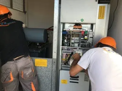 Manutenzione ordinaria di una cabina elettrica MT/BT a Belpasso (CT): controllo del locale, esame a vista dei quadri MT, lubrificazione dei cinematismi
