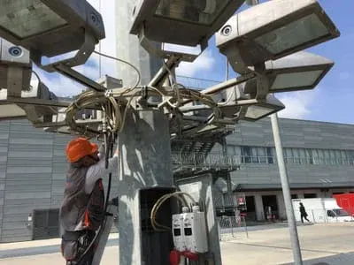 Ripristino dell’illuminazione stradale su torre faro al centro commerciale Etnapolis