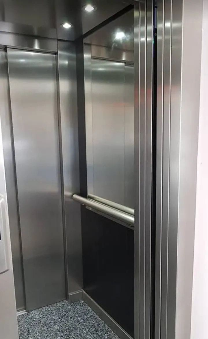 Interno di cabina in acciaio con corrimano