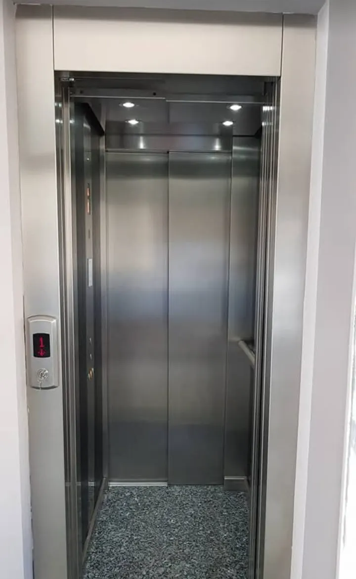 Ascensore in acciaio con porte aperte al piano