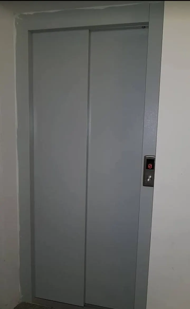 Porte di piano grigie a scorrimento