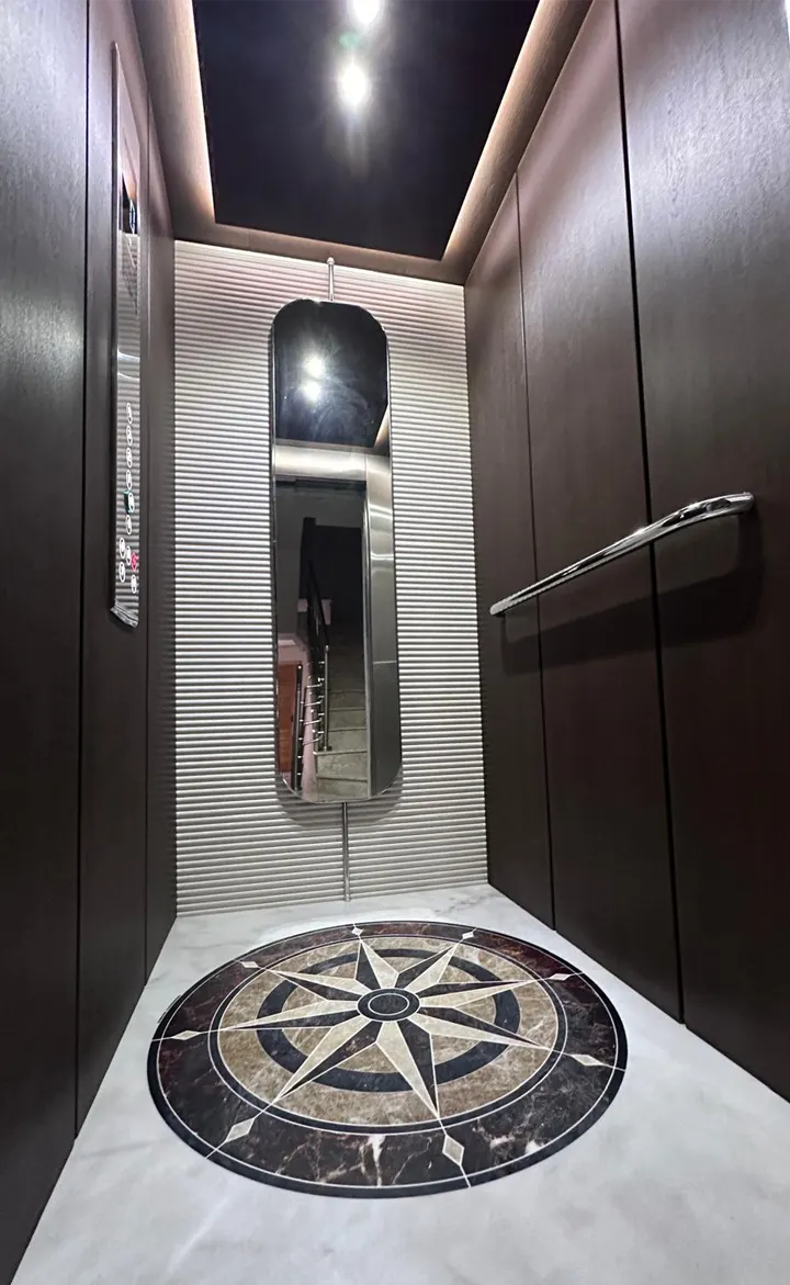 Cabina con rosa dei venti in marmo, vista frontale