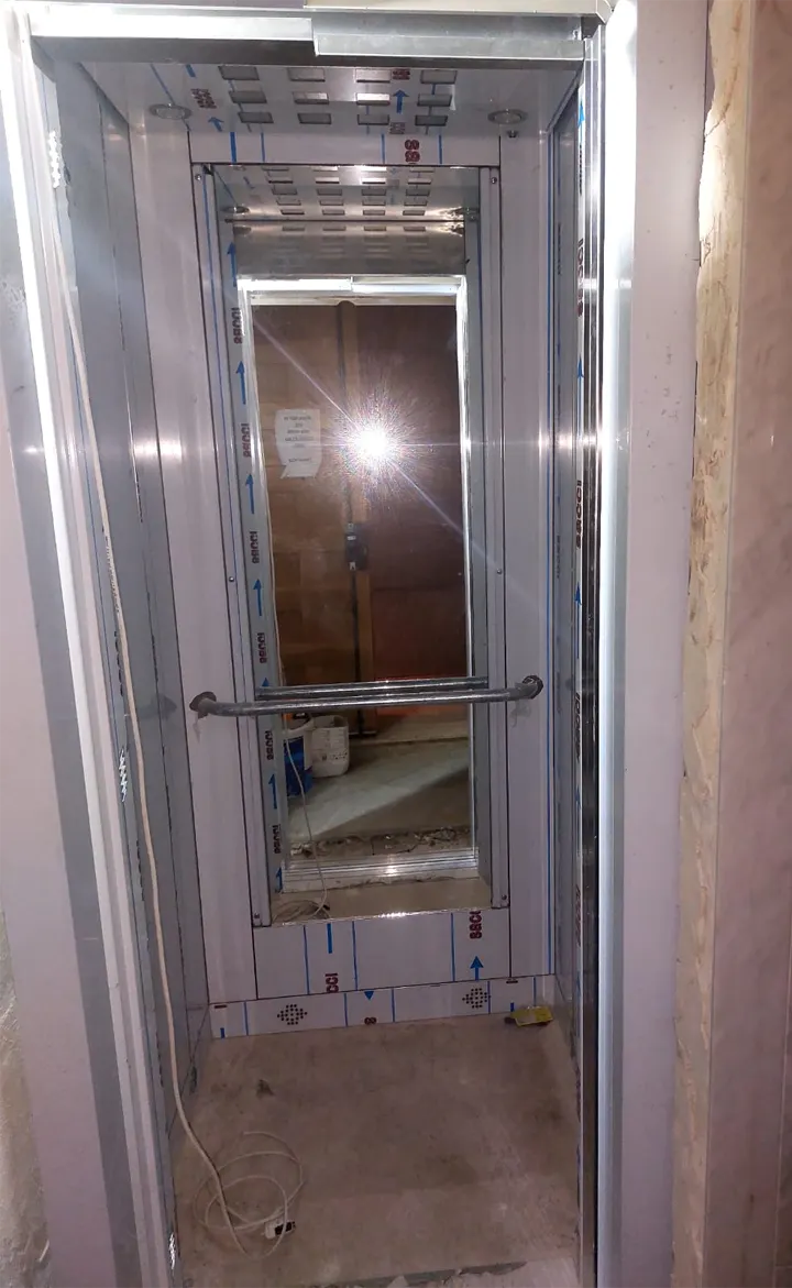Cabina in fase di montaggio con specchio e corrimano