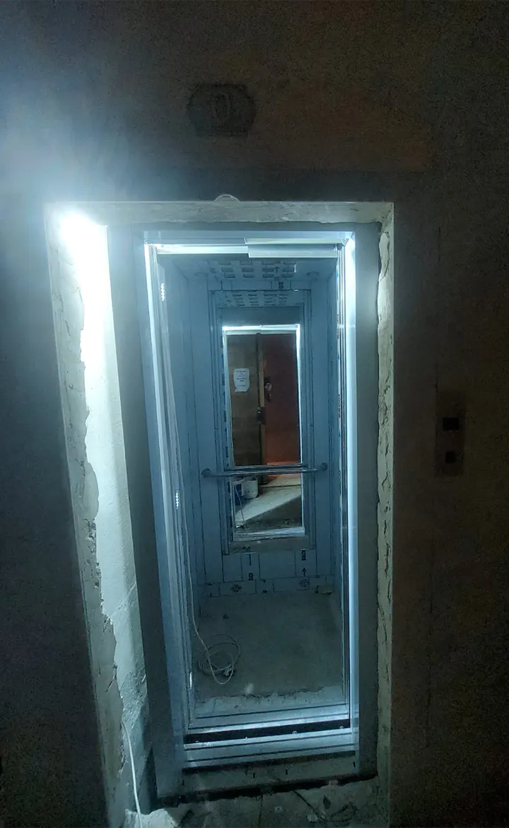 Vano ascensore in fase di installazione