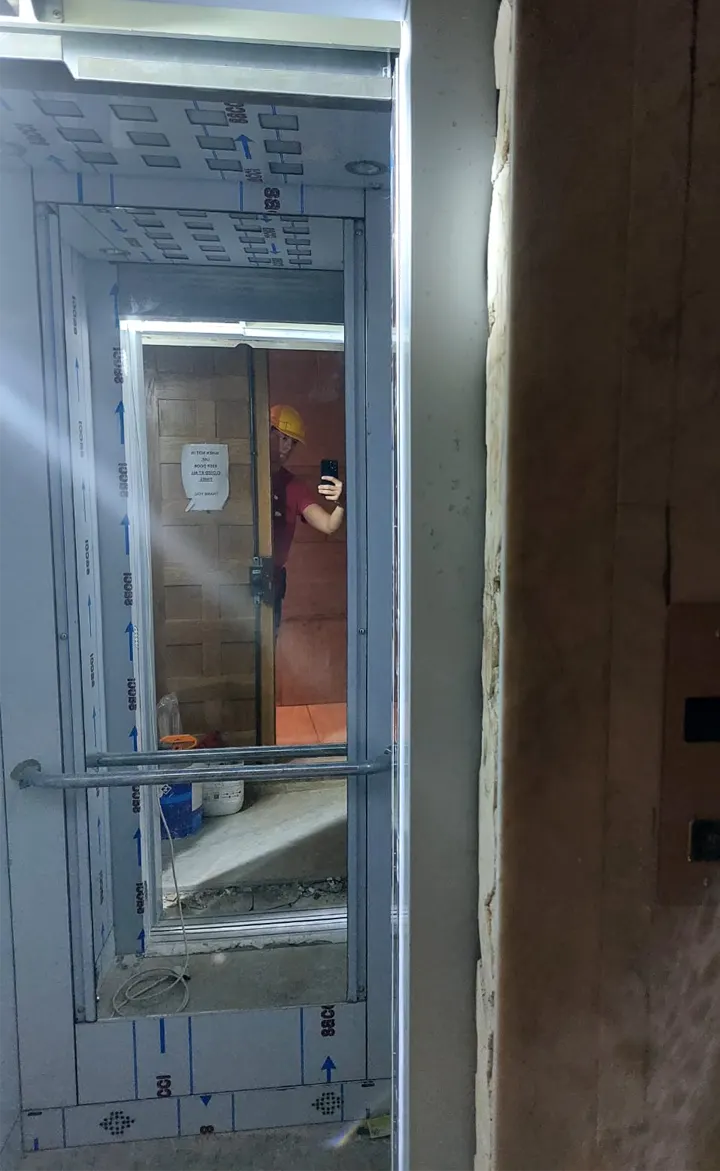 Cabina con pareti protette durante il montaggio
