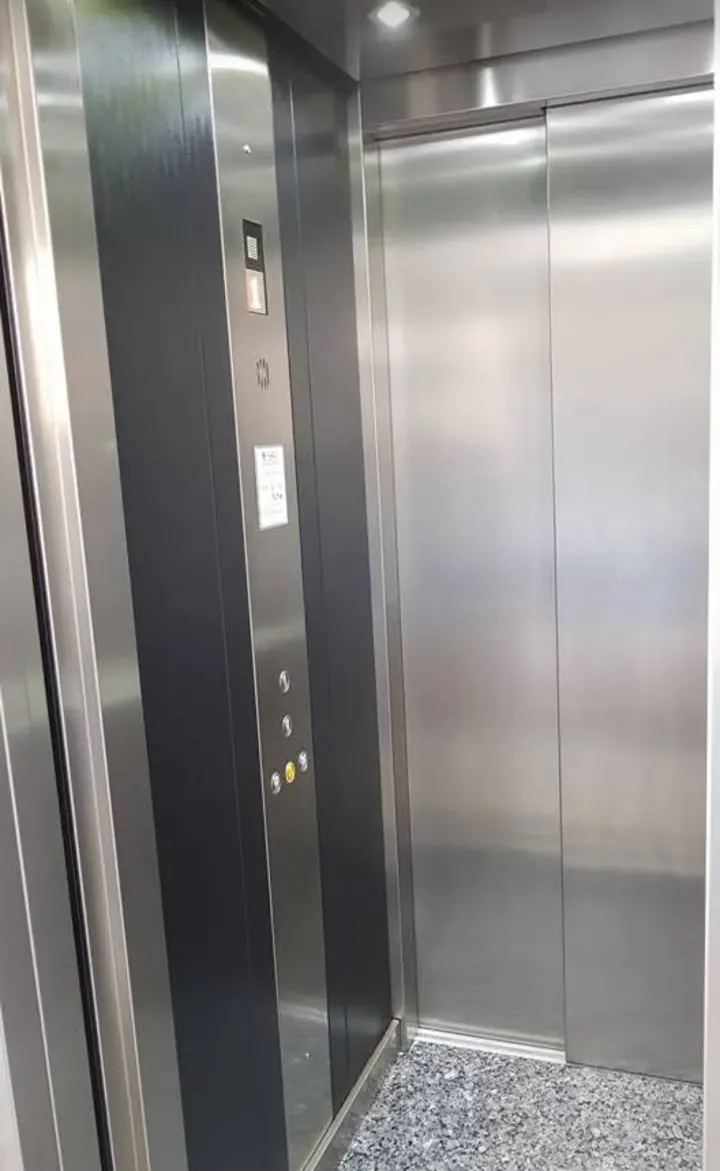 Cabina in acciaio satinato con porte automatiche