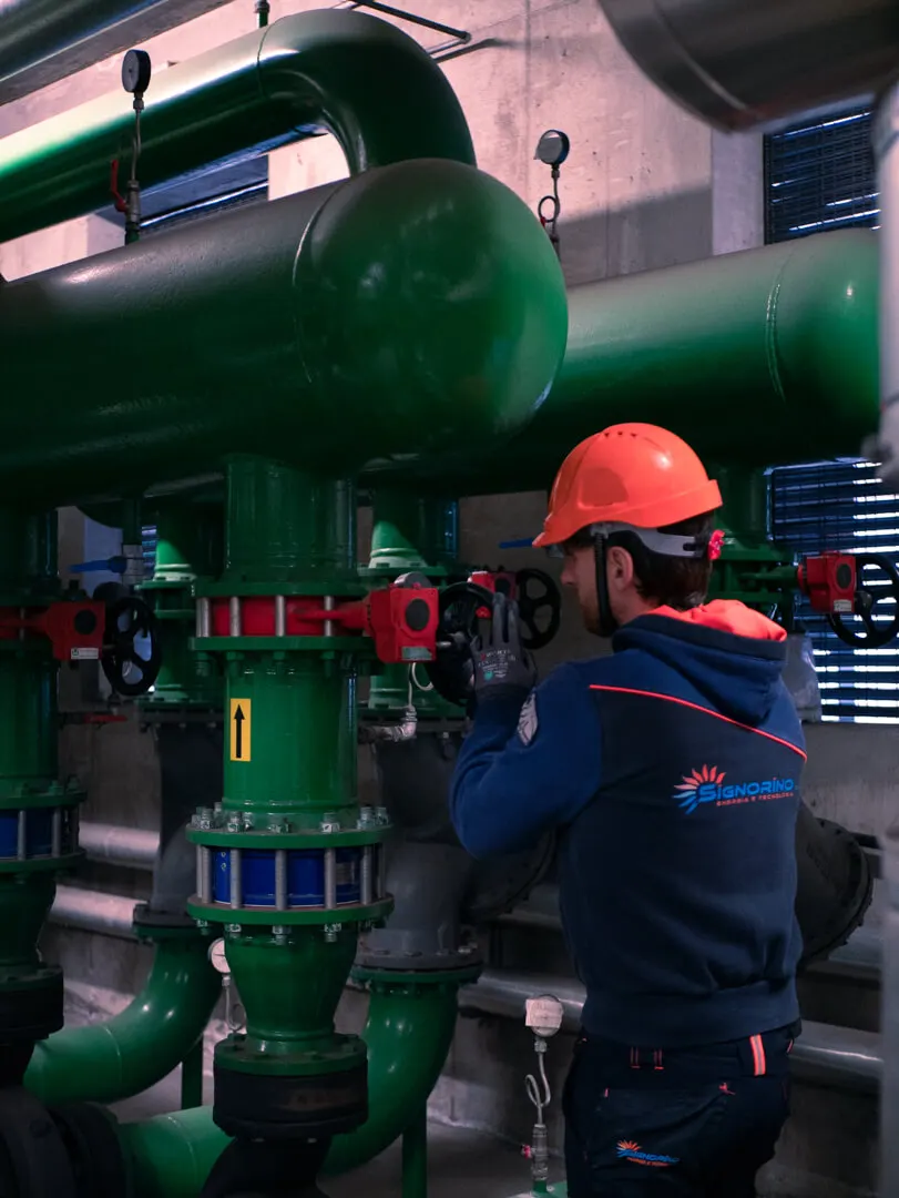 Tecnico Signorino Srl al lavoro su tubazioni e valvole in una centrale tecnica